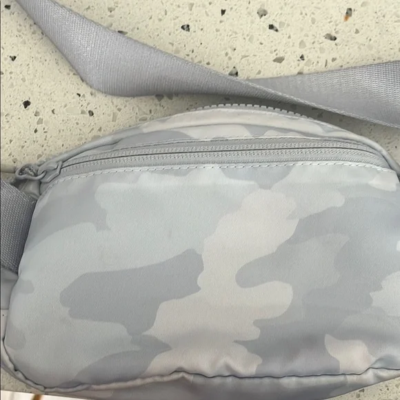 EUC Lululemon Athletica Everywhere Belt Bag 1L - Picture 3 of 4